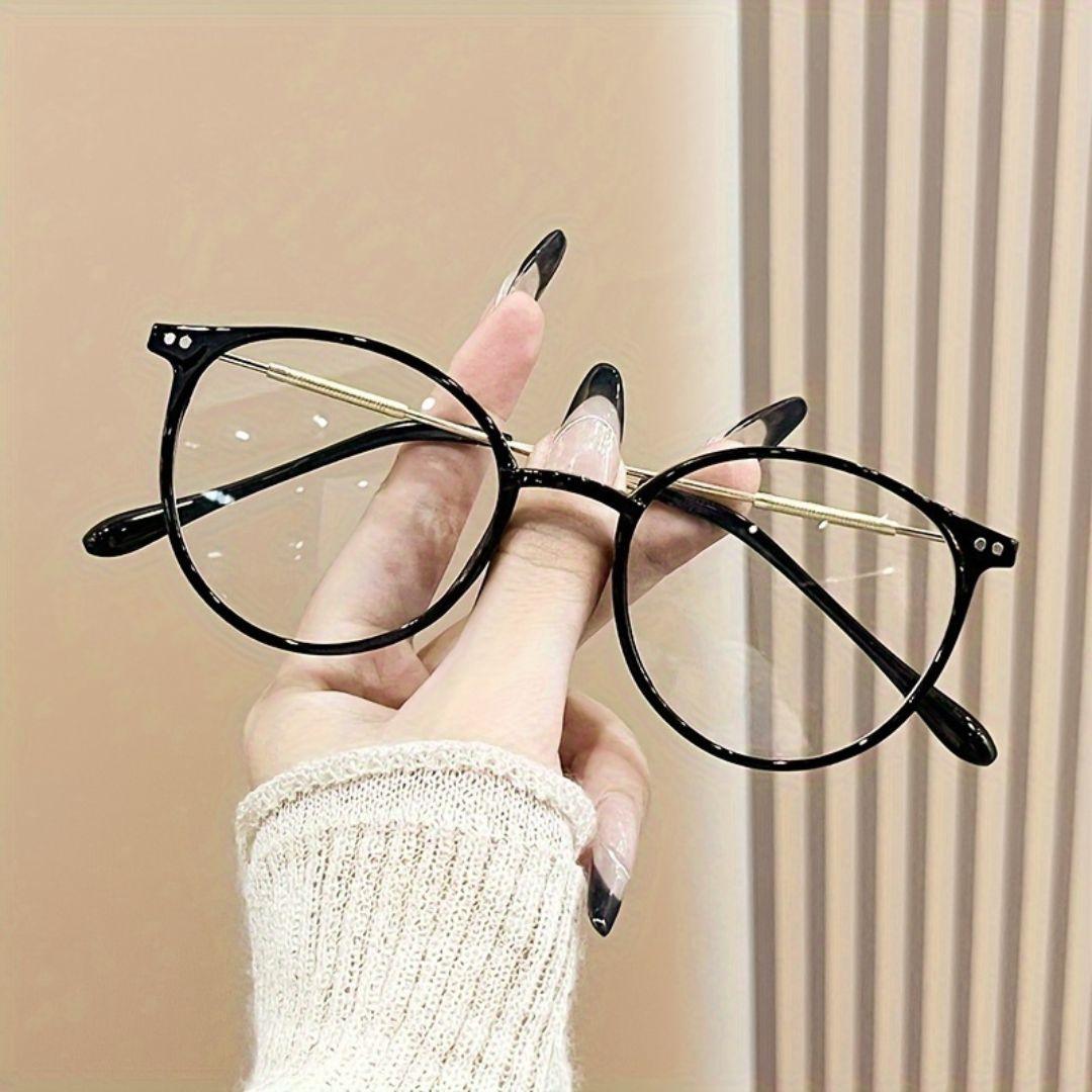 Armação de óculos de grau feminino com design moderno e sofisticado. Leve, resistente e confortável, ideal para uso diário. Compatível com diversos tipos de lentes, proporcionando estilo e praticidade.