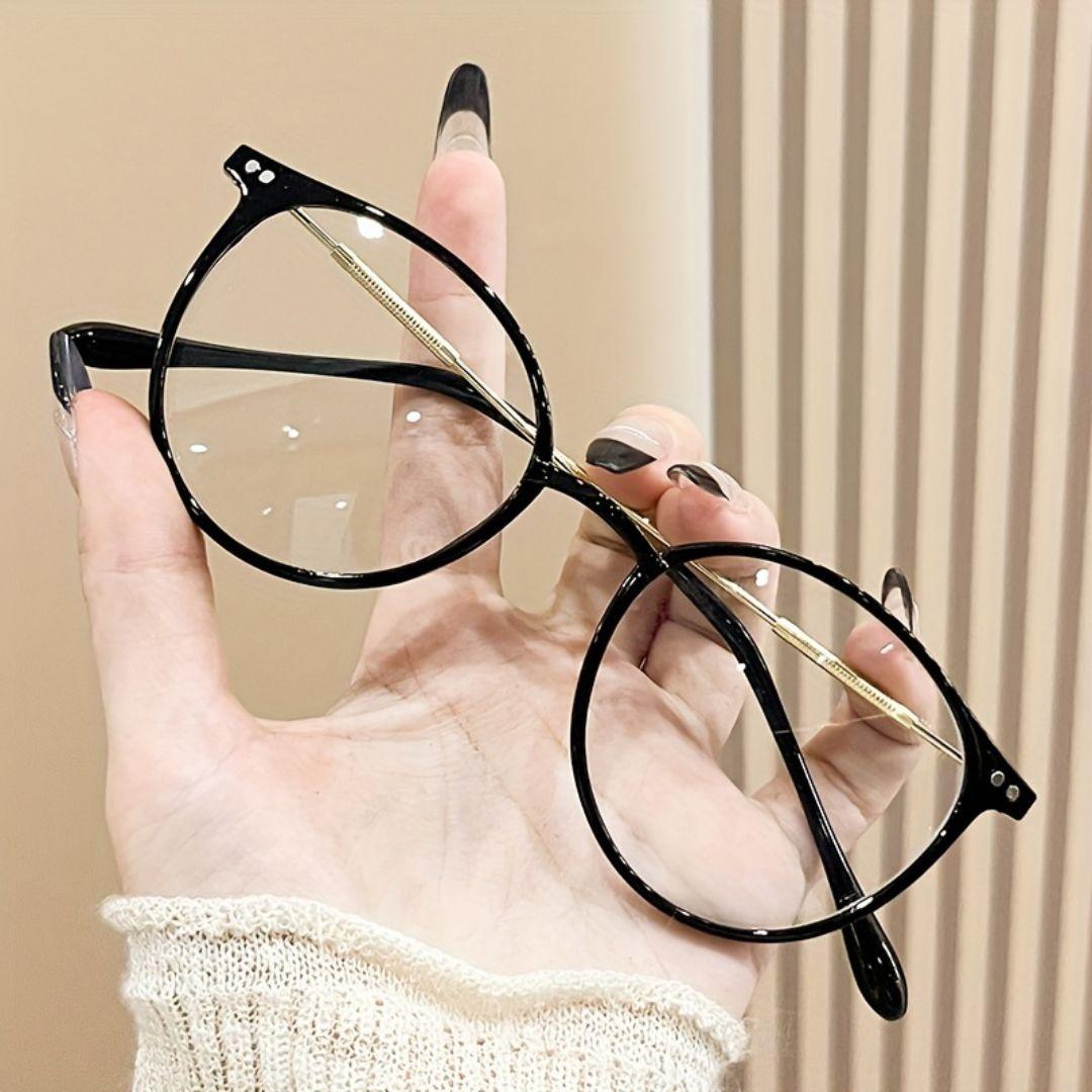 Armação de óculos de grau feminino com design moderno e sofisticado. Leve, resistente e confortável, ideal para uso diário. Compatível com diversos tipos de lentes, proporcionando estilo e praticidade.