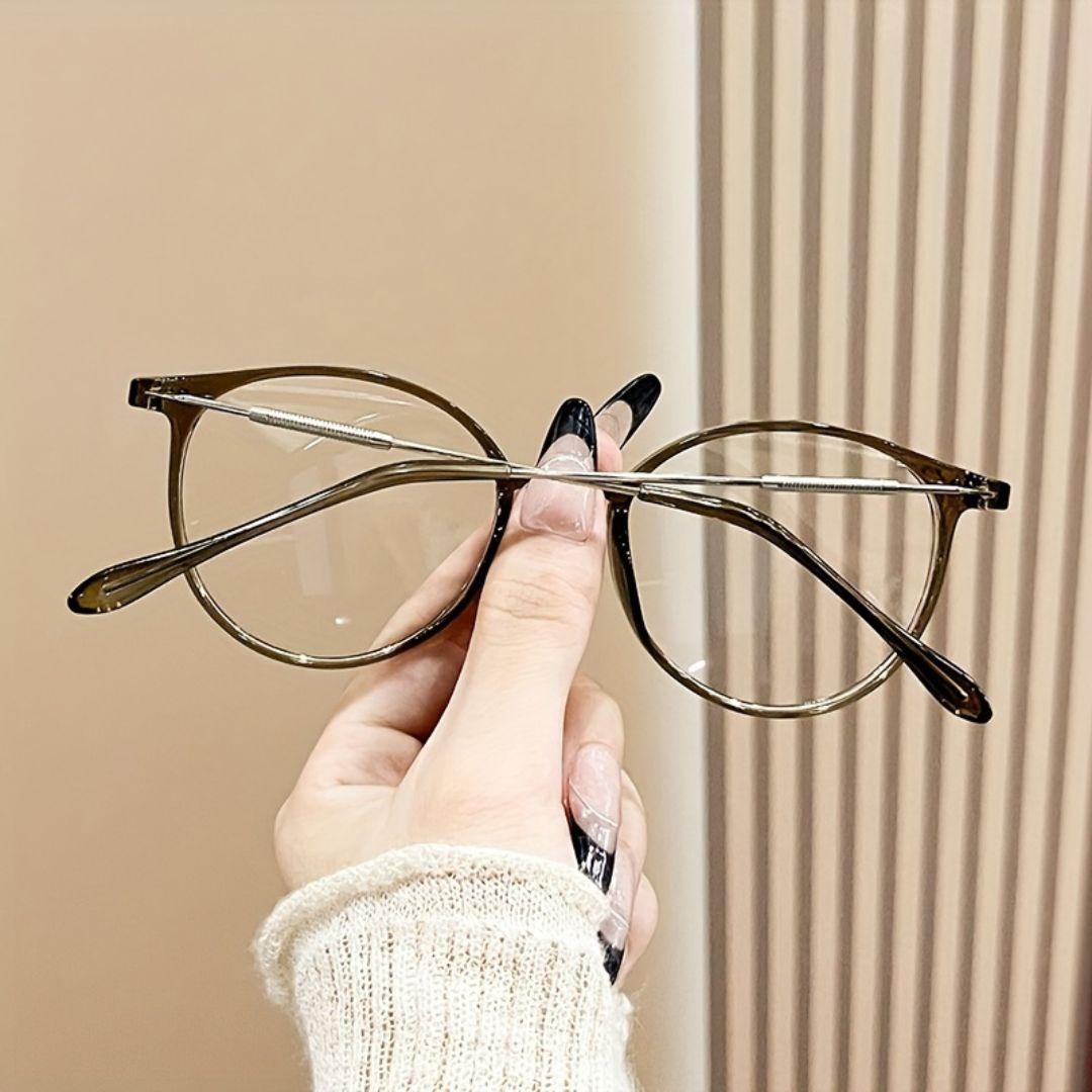 Armação de óculos de grau feminino com design moderno e sofisticado. Leve, resistente e confortável, ideal para uso diário. Compatível com diversos tipos de lentes, proporcionando estilo e praticidade.