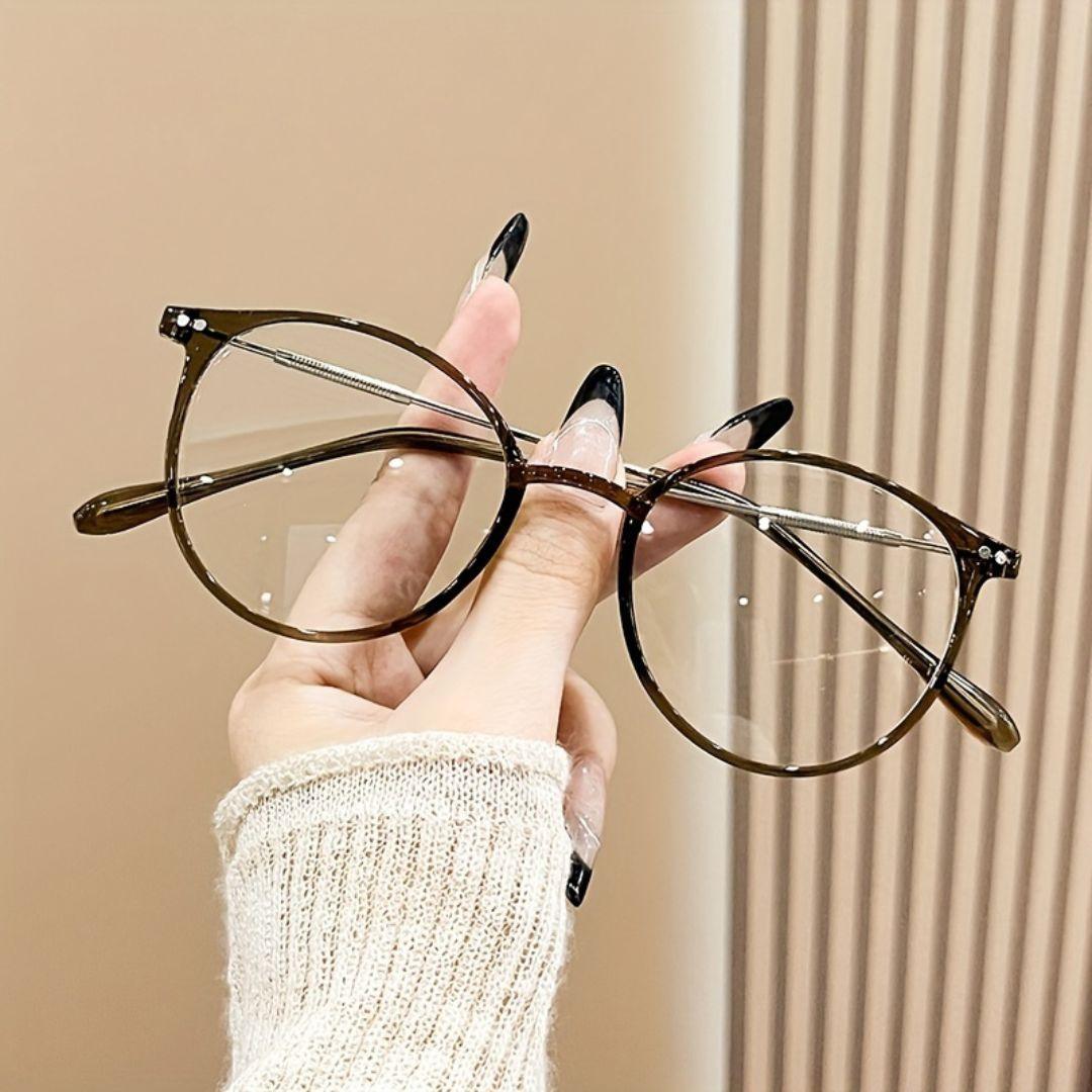 Armação de óculos de grau feminino com design moderno e sofisticado. Leve, resistente e confortável, ideal para uso diário. Compatível com diversos tipos de lentes, proporcionando estilo e praticidade.