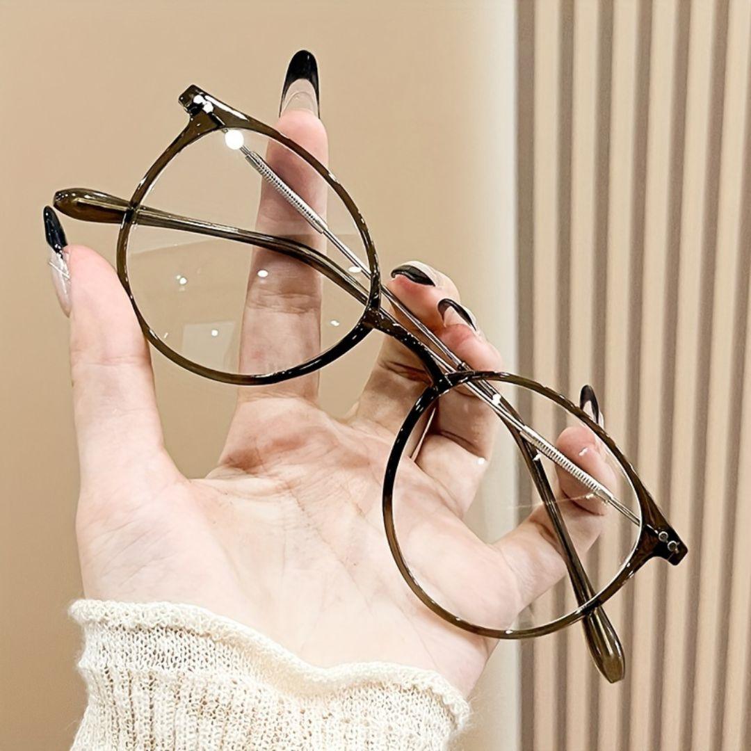 Armação de óculos de grau feminino com design moderno e sofisticado. Leve, resistente e confortável, ideal para uso diário. Compatível com diversos tipos de lentes, proporcionando estilo e praticidade.
