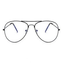 Óculos Verona anti luz azul com armação metálica leve e resistente. Lentes com proteção UV400, narigueiras ajustáveis e design aviador sofisticado. Ideal para proteção e estilo diário.