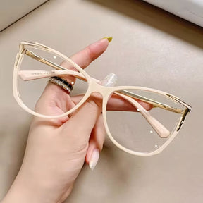 Armação de óculos feminino olho de gato em TR90 leve e resistente. Hastes metálicas douradas, lentes TAC com UV400 e anti-reflexo. Elegância e conforto para qualquer ocasião.