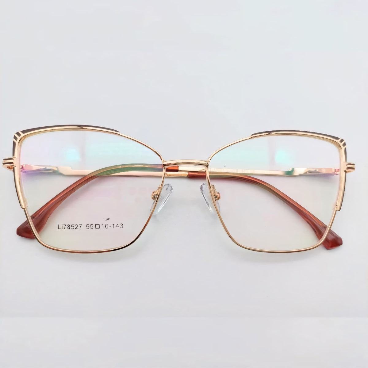 Armação de óculos feminino quadrado em metal dourado. Estrutura leve e sofisticada, hastes anatômicas e narigueiras ajustáveis. Suporta lentes de até 6 graus com máximo conforto.