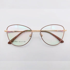 Armação de óculos feminino olho de gato em metal dourado e azul. Design sofisticado, narigueiras ajustáveis e hastes anatômicas. Leve, resistente e ideal para lentes de até 6 graus.