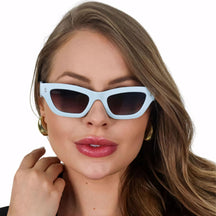 Óculos de sol feminino retrô com armação robusta em acetato italiano. Lentes de policarbonato UV400, detalhes em metal anticorrosivo e design sofisticado para um visual marcante e atemporal.