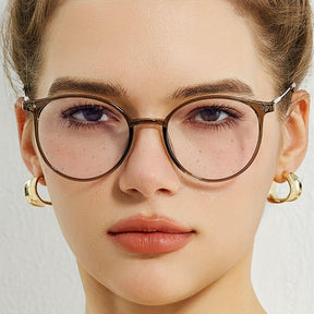 Armação de óculos de grau feminino com design moderno e sofisticado. Leve, resistente e confortável, ideal para uso diário. Compatível com diversos tipos de lentes, proporcionando estilo e praticidade.