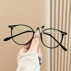 Armação de óculos de grau feminino com design moderno e sofisticado. Leve, resistente e confortável, ideal para uso diário. Compatível com diversos tipos de lentes, proporcionando estilo e praticidade.