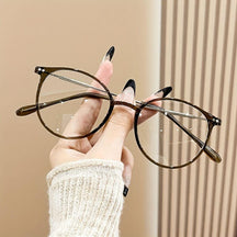 Armação de óculos de grau feminino com design moderno e sofisticado. Leve, resistente e confortável, ideal para uso diário. Compatível com diversos tipos de lentes, proporcionando estilo e praticidade.
