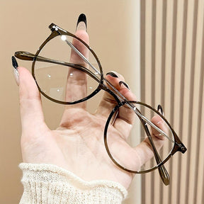 Armação de óculos de grau feminino com design moderno e sofisticado. Leve, resistente e confortável, ideal para uso diário. Compatível com diversos tipos de lentes, proporcionando estilo e praticidade.