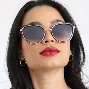 Óculos de Sol Feminino Cat Eye Vintage, armação em acetato italiano e metal anticorrosão. Lentes degradê com proteção UV400, design sofisticado e leve para máximo conforto.
