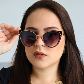 Óculos de Sol Feminino Cat Eye Vintage, armação em acetato italiano e metal anticorrosão. Lentes degradê com proteção UV400, design sofisticado e leve para máximo conforto.