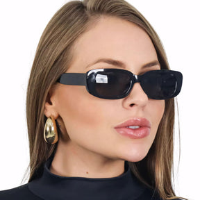 Óculos de sol feminino retrô com armação transparente em acetato italiano e hastes em metal anticorrosivo. Lentes escuras UV400 para proteção total, conforto e estilo sofisticado.