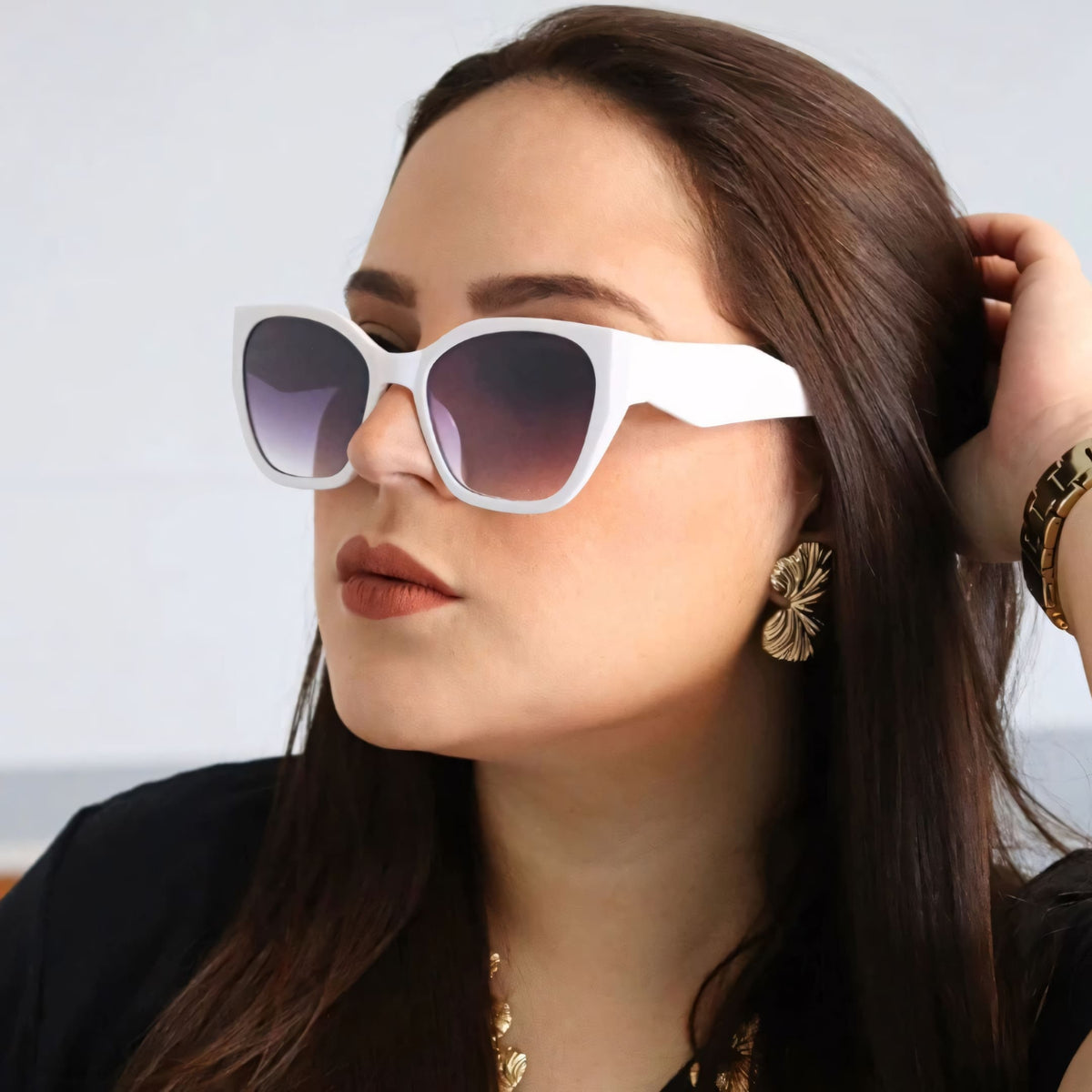 Óculos de Sol Feminino Cat Eye Vintage com armação em acetato italiano preto brilhante. Lentes degradê com proteção UV400, design sofisticado e estrutura ergonômica para máximo conforto.