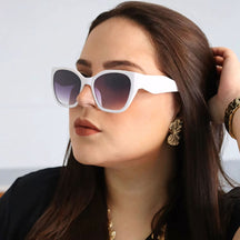 Óculos de Sol Feminino Cat Eye Vintage com armação em acetato italiano preto brilhante. Lentes degradê com proteção UV400, design sofisticado e estrutura ergonômica para máximo conforto.