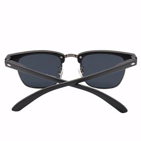 Óculos de Sol Masculino com armação vintage em acetato preto e metal. Lentes escuras com proteção UV400, estrutura leve e resistente para conforto e segurança durante o uso.