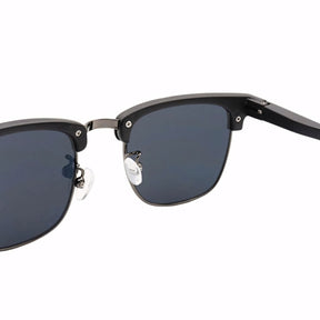 Óculos de Sol Masculino com armação vintage em acetato preto e metal. Lentes escuras com proteção UV400, estrutura leve e resistente para conforto e segurança durante o uso.