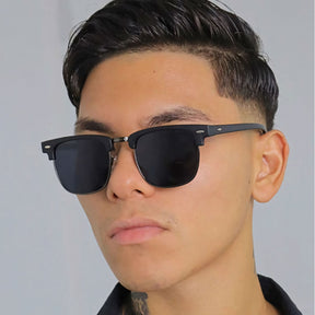 Óculos de Sol Masculino com armação vintage em acetato preto e metal. Lentes escuras com proteção UV400, estrutura leve e resistente para conforto e segurança durante o uso.
