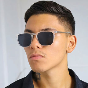 Óculos de Sol Masculino com armação em acetato preto e metal resistente. Lentes de policarbonato com proteção UV400, estrutura ergonômica e leve para conforto e segurança visual.