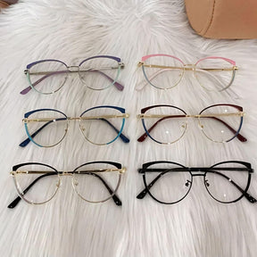 Óculos de grau feminino com armação leve em titânio e design moderno. Protege contra luz azul, é compatível com lentes de até 10 graus e oferece máximo conforto para uso diário.